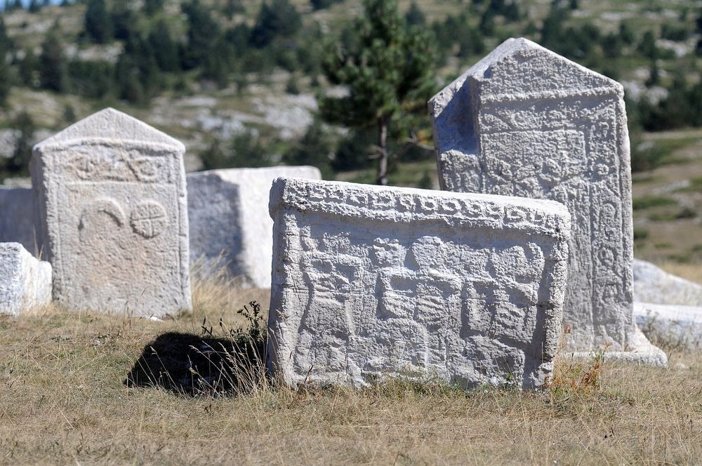stećci-tombstones