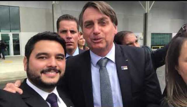 Prefeito Rodrigo Hagge (MDB) e o presidente Jair Bolsonaro (sem partido) na inauguração das obras no aeroporto de Vitoria da Conquista em 2019.