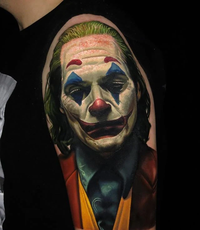 Tatuaje Joker Joaquim Phoenix por Nikko Hurtado