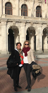 Rosa Luna y Ruth Santín ante el Ayuntamiento de Valladolid.