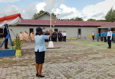 Langgur, Malukupost.com - Kantor Lembaga Pemasyarakatan (Lapas) Klas IIb Tual menggelar Upacara dalam rangka peringatan Hari Bhakti Pemasyarakatan (PAS) ke-54 Tahun 2018, yang digelar di Rutan Lapas setempat, pada hari Jumat (27/4). Pada peringatan Hari Bhakti PAS ke 54 Tahun 2018, Lapas Klas IIb Tual meraih Penghargaan dari Kementerian Hukum dan HM RI terkait Operator SDP terbaik, yakni Juara Pertama SDP (Sistem Data Pemasyarakatan) Terbaik se-Indonesia Timur. Penghargaan SDP ini adalah Pelaporan secara online tepat waktu ke Pusat Direktorat Jenderal (Dirjen) Pemasyarakatan.