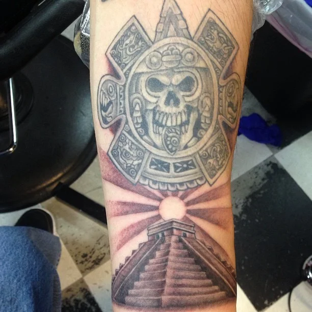 Tatuaje de Pirámide Azteca con Mascara