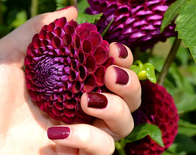 http://www.dreamingsmoothly.com/2013/09/notd-manucure-automnale-avec-essie.html