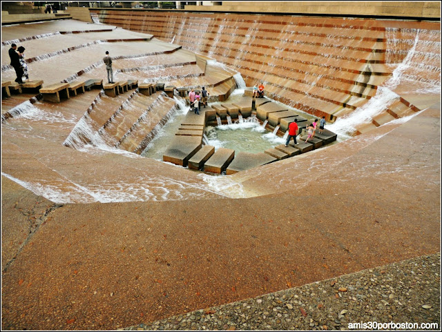 Fort Worth Water Garden: Active Water Pool