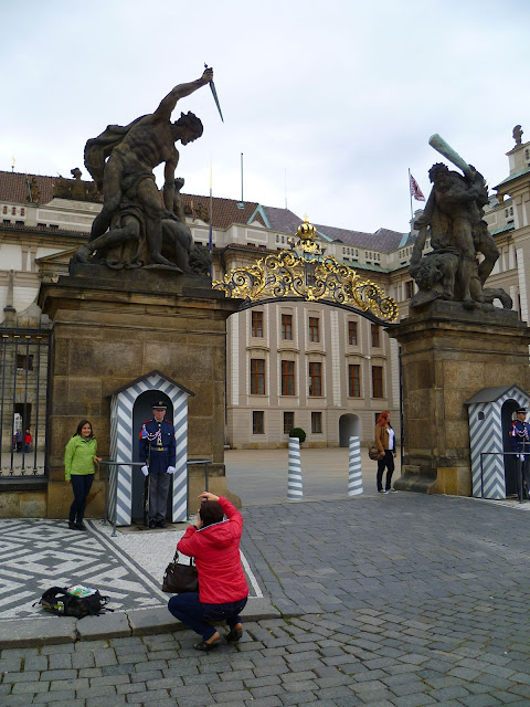 Чехия, Прага - ворота в Пражский Град (Czech Republic, Prague - Prague Castle gates)