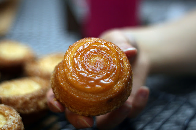 the bottom of the kouignettes. 