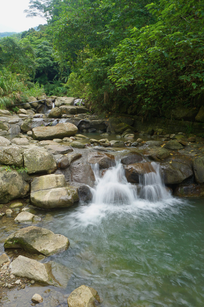 南投中寮龍鳳瀑布一龍一鳳分列的雙瀑布，沿著步道散步欣賞青山綠水