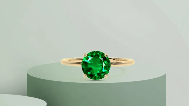 green sapphire ring in yellow gold