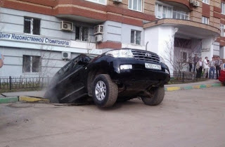 في روسيا شوارع مدينة تبتلع السيارات In Russia the  city streets swallow cars