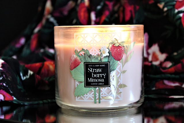 strawberry mimosa bath and body works, bougie à la fraise, bougie strawberry mimosa, bath & body works strawberry mimosa, bougies bath body works, 3 wicks candle, bougies, candles, home fragrance, blog sur les bougies