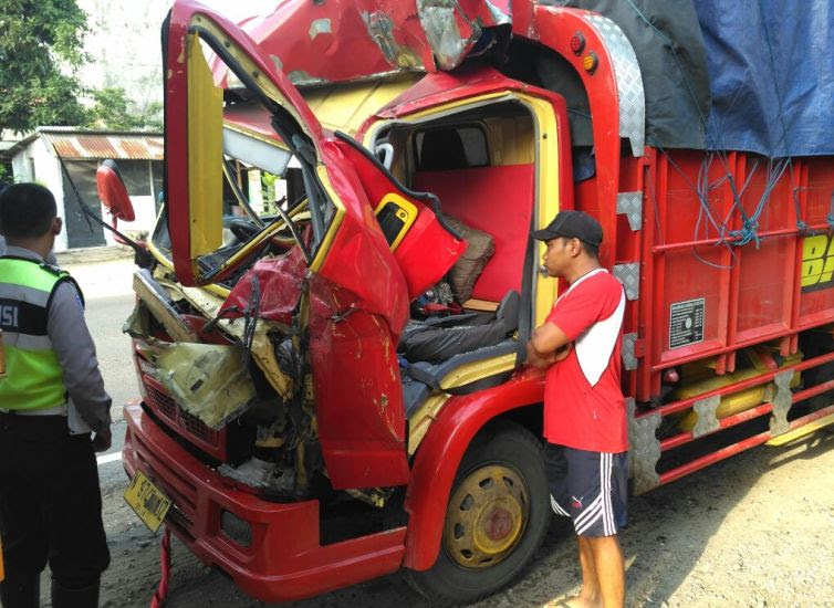 Truk Tabrak Truk Mogok, Dua Balita Meninggal Di lokasi Kejadian 