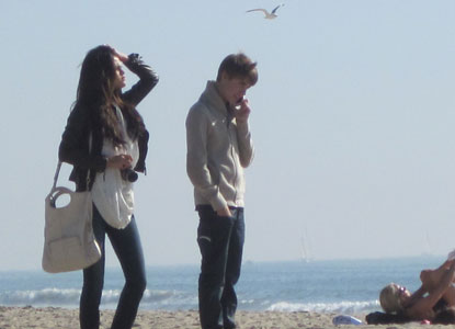 justin bieber and selena gomez beach kiss. Justin Bieber and Selena Gomez