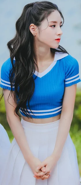 She released her solo single album HeeJin on October 5, 2016 and subsequently debuted as a member of the girl group LOONA.