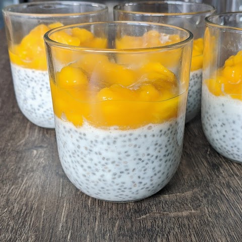 Graines de chia au lait de coco, compotée de mangue