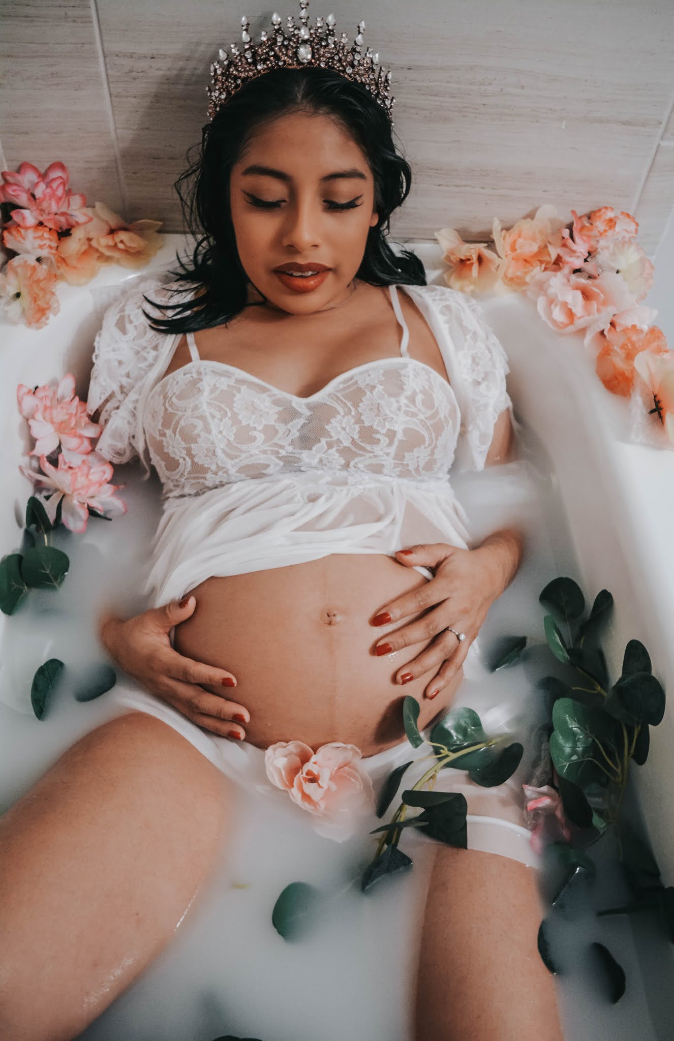Maternity Photo Shoot Ideas: Milk Bath Photos