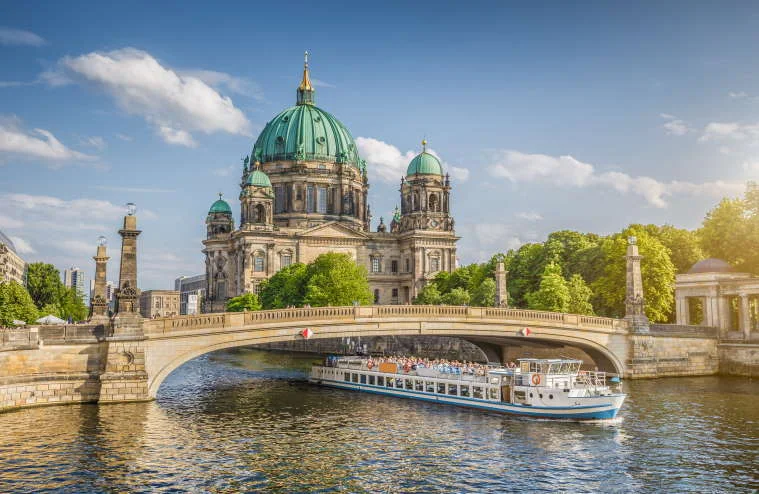 Crucero Fluvial licencia Adobe Stock para Homodigital