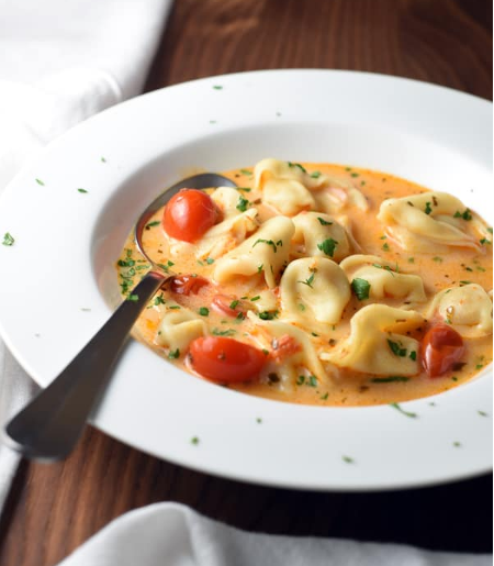 15-MINUTE TOMATO AND TORTELLINI SOUP #soup #healthyeat