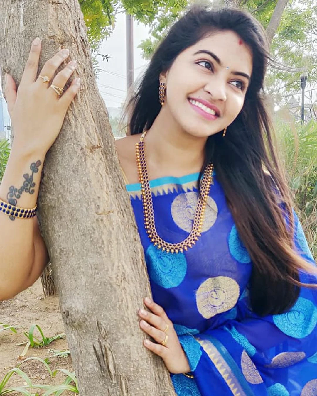 Saravanan Meenatchi Rachitha Gorgeous Blue Saree Stills