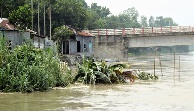 প্রবল পানির চাপে এ্যাপোচ ভেঙ্গে যাওয়ায় হুমকির মুখে বড় বাসালিয়া সেতু