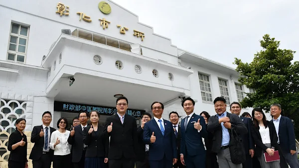 ▲彰化市長林世賢與日本北海道余市町齊藤啓輔町長（前中二人）等人在彰化市公所大門口合影。（記者林明佑翻攝）