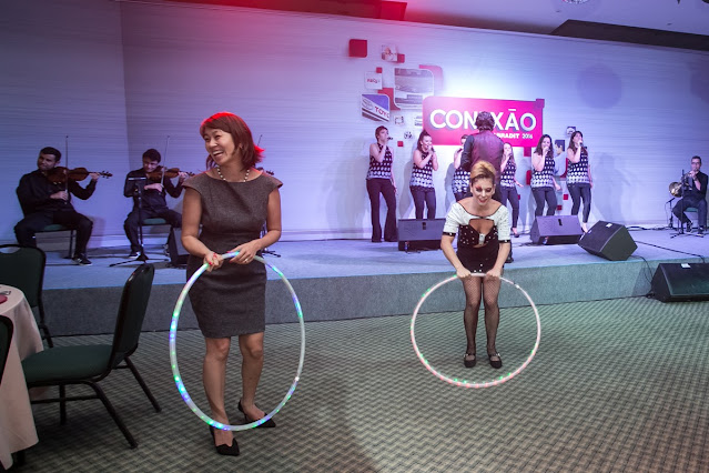 Participação dos convidados da Convenção Toyota na animação de Humor e Circo com Bambolê led em São Paulo.