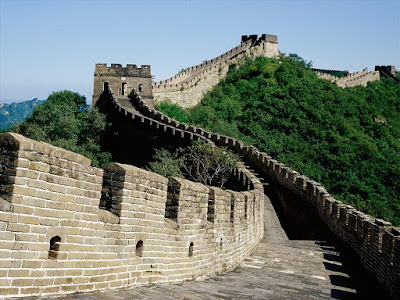 La Grande Muraille de Chine est une construction militaire. Véritable fortification, la Grande Muraille a été mise en place pour protéger la frontière nord de la Chine. Inscrite au patrimoine mondial de l'Unesco comme valeur universelle exceptionnelle, la Grande Muraille s'étire entre Shanhaiguan à l'est et Jiayuguan à l'ouest. La Grande Muraille de Chine est aujourd'hui encore le seul ouvrage réalisé par l'Homme visible à l'œil nu depuis l'espace