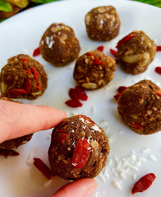 Looking for a #glutenfree, #vegan and #healthy snack that tastes like dessert? Try out these easy no-bake coconut chocolate energy balls!