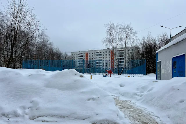 Челябинская улица, дворы, спортивная площадка, жилой дом 1976 года постройки