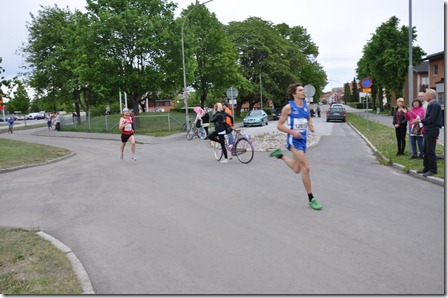 Har ökat tempot en knapp kilometer från mål. Örnstedt höll annars bra fart från vändningen.