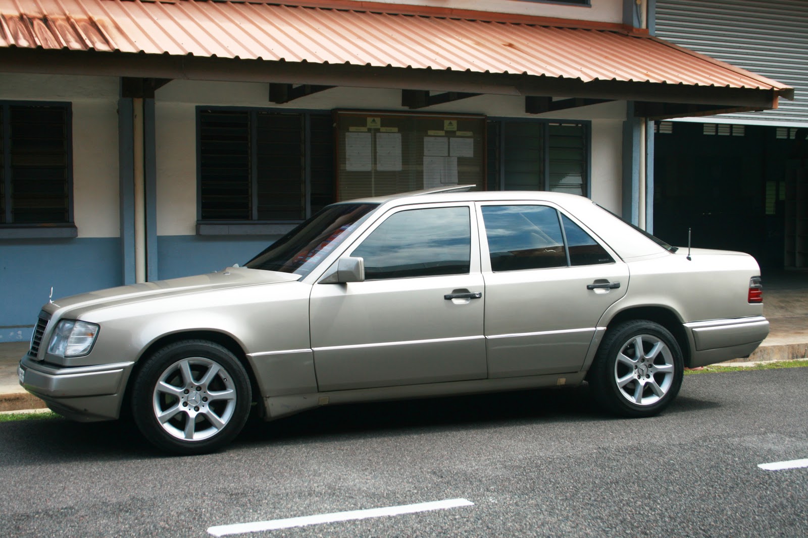 Johor Ke Terengganu.: Mercedes Benz E260 untuk dijual