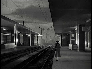 Stasiun Kereta dan Seorang Perempuan