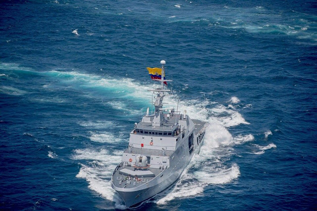 Buque de desembarco anfibio L51 Galicia y el ARC 7 de Agosto durante maniobras navales llevadas a cabo en el Oceáno Índico