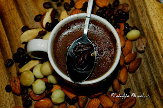 кремовый кофе с миндалем: положить 2-3 ядра в кофемолку и смолоть вместе с кофейными зернами