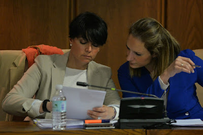 Rosa Luna y Ruth Santín en un Pleno municipal de Ponferrada (León)