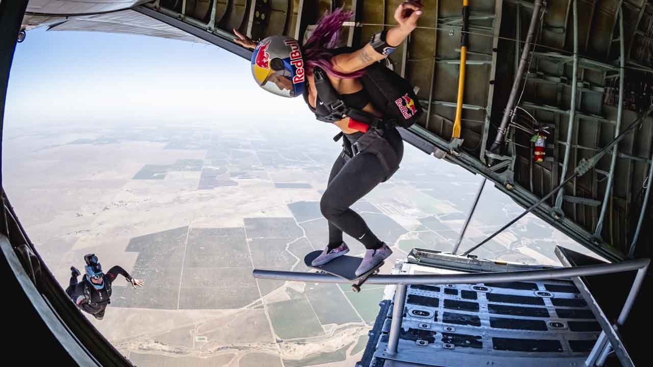 Leticia Bufoni, skatista brasileira, realiza manobra de skate incrível ao saltar de um avião a 2.750m de altura