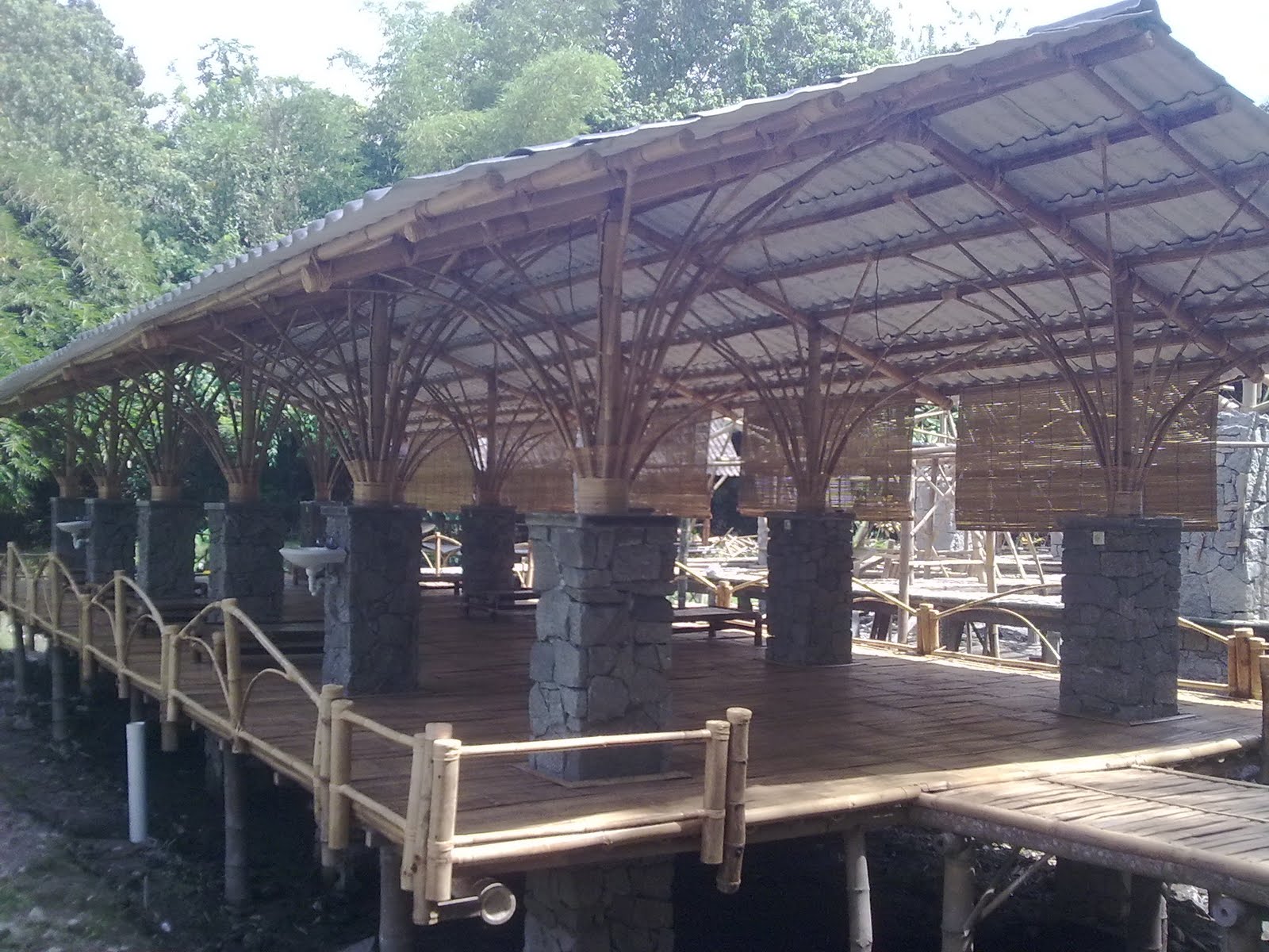 24 Gambar Desain Rumah Makan Dari Bambu