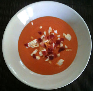 Salmorejo gazpacho cordobes decorado con jamon serrano y huevo