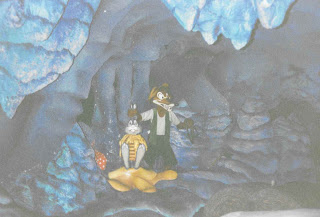 Brer Fox Holding Brer Rabbit In a Beehive Splash Mountain Magic Mountain Walt Disney World