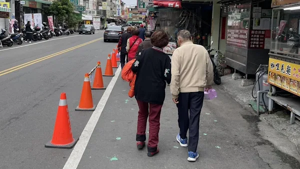 ▲彰化市實踐路因鄰近彰化師大與附工，商業活動頻繁，路邊停車亂像叢生，缺乏友善人行空間，為解決此一亂象，彰化市公所今日舉辦「彰化市彰師大商圈道路講習」，共同討論營造友善購物環境。（彰化市公所提供）