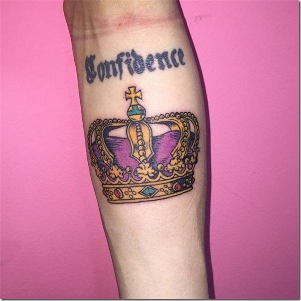 tatuaje-de-corona-de-color-para-quien-tiene-personalidad