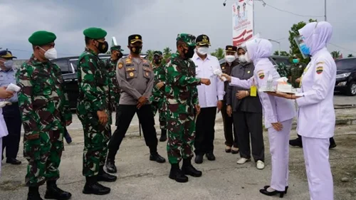 Pangdam I/BB Tinjau Pelaksanaan Serbuan Vaksinasi TNI Di Solok