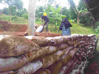 Sandbag emergency untuk mencegah longsor pada lereng