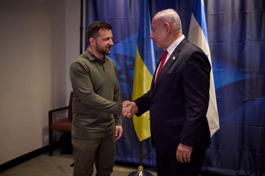 traduza a legenda e otimize: Ukraine's President Volodymyr Zelenskiy and Israeli Prime Minister Benjamin Netanyahu shake hands during their meeting on sidelines the 78th Session of the UN General Assembly in New York City, US, September 19, 2023. (photo credit: VIA REUTERS) O presidente da Ucrânia, Volodymyr Zelenskiy, e o primeiro-ministro de Israel, Benjamin Netanyahu, apertam as mãos durante uma reunião à margem da 78ª Sessão da Assembleia Geral da ONU em Nova York, EUA, em 19 de setembro de 2023. (crédito da foto: VIA REUTERS)