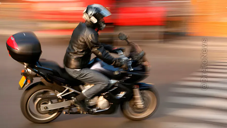 motociclista deve pagar salario minimo por andar alta velocidade proximo escolas