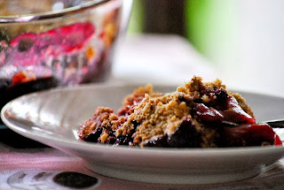 Crumble de manzana y frutos rojos con cobertura chocolateada 