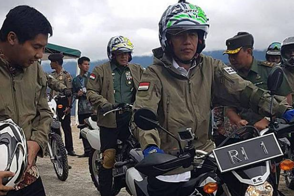 Jaket  Jokowi yang Dipakai Naik Motor Trail di Papua 