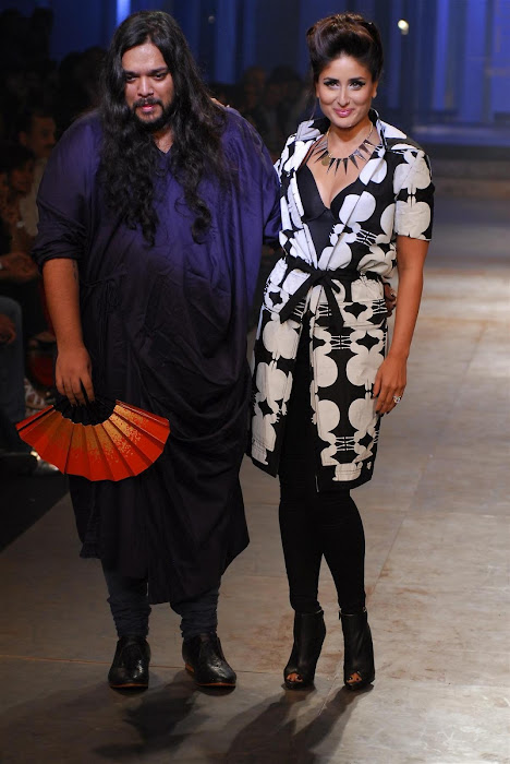 kareena kapoor stopper for designer kallol datta at lfw 2012. actress pics