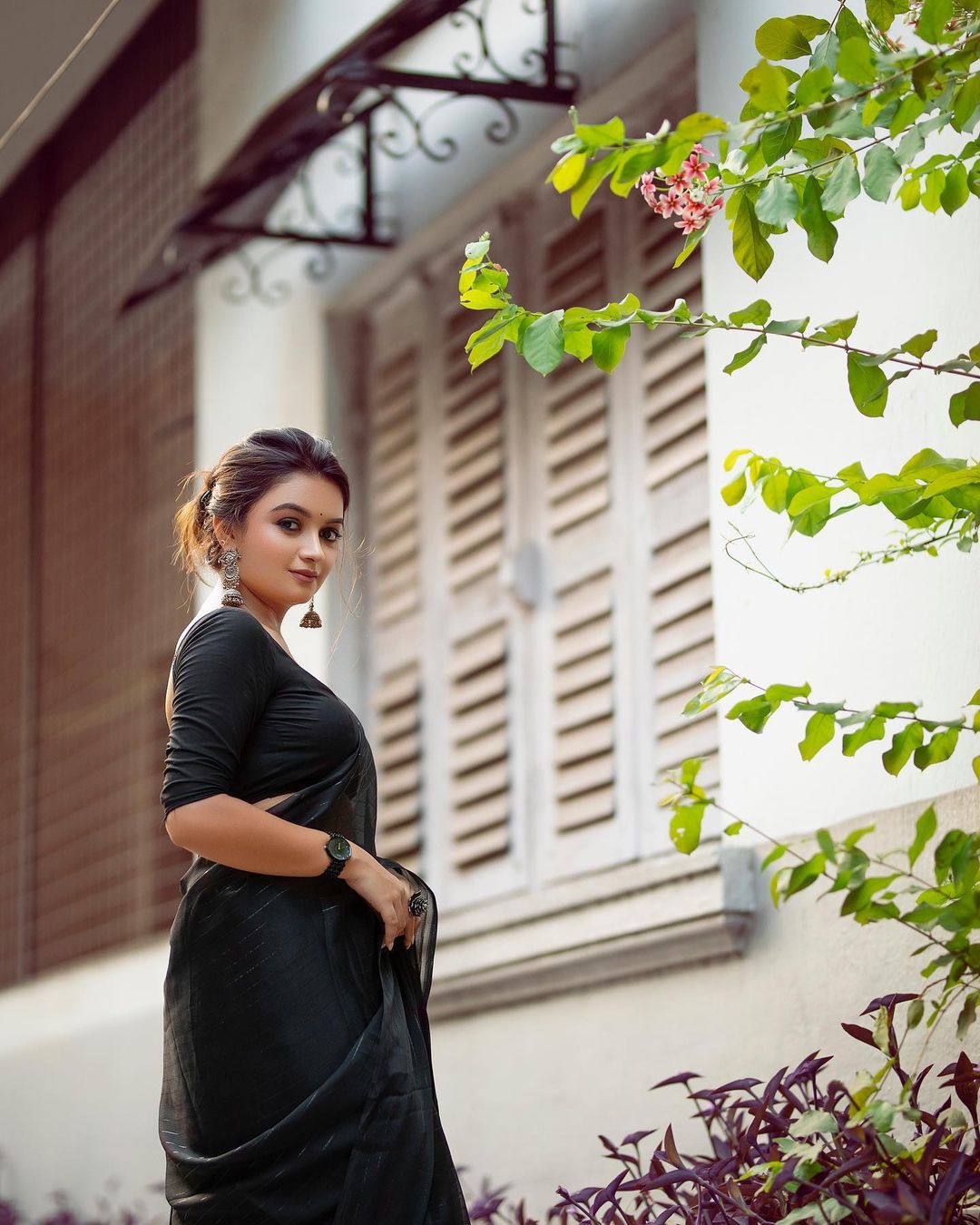 Actress-Titiksha-Das's-stunning-photos-in-black-saree-02-Bengalplanet.com