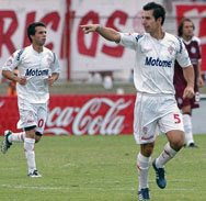 Gastón 'el Gato' Esmerado en la goleada de Huracán a Lanús por 3-0