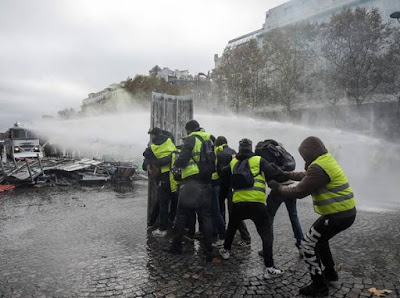 Mentre la polizia francese sta cercando di capire se a svaligiare Dior per mezzo milione di gioielli agli Champs-Elysees, sabato scorso, siano stati i manifestanti o dei ladri infiltrati, il ministro francese dell’Ambiente, Francois de Rugy, ha incontrato alcuni degli otto “messaggeri” dei gilet gialli su richiesta, pare, dello stesso Macron.